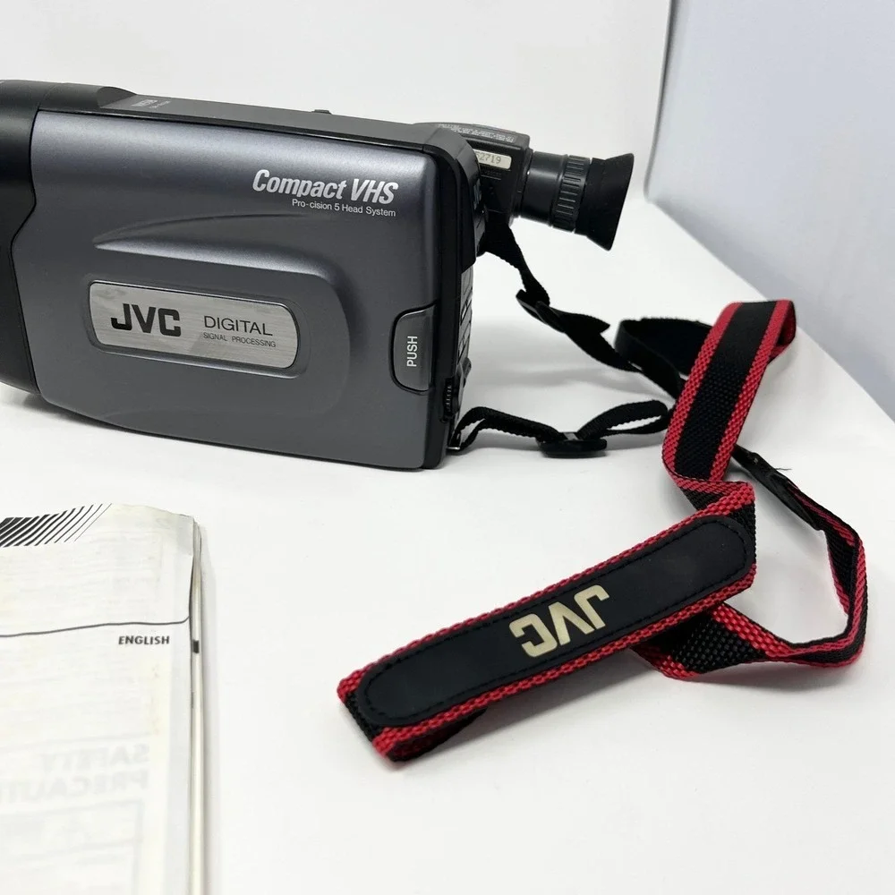 JVC Compact VHS Camcorder GR-AX841 Silver 50x Digital Zoom Case Logic Bag TESTED